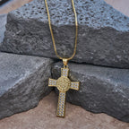 Collier croix de la série Emblème Saint-Benoît : Un rappel de foi et de grâce au quotidien