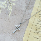 Collar Corazón y Cruz Bicolor con Circonitas: Fusión de Amor y Fe