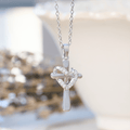 Collar Corazón y Cruz Bicolor con Circonitas: Fusión de Amor y Fe