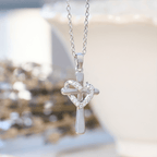 Collar Corazón y Cruz Bicolor con Circonitas: Fusión de Amor y Fe