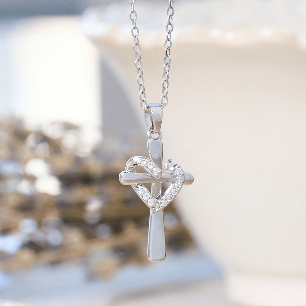 Collar Corazón y Cruz Bicolor con Circonitas: Fusión de Amor y Fe