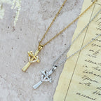 Collar Corazón y Cruz Bicolor con Circonitas: Fusión de Amor y Fe