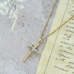 Collar Corazón y Cruz Bicolor con Circonitas: Fusión de Amor y Fe