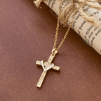 Collar Corazón y Cruz Bicolor con Circonitas: Fusión de Amor y Fe