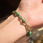 Pulsera de Vidrio Rojo y Verde Vintage con Medalla Milagrosa: Recordatorio de Fe y Gracia para Uso Diario
