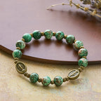 Pulsera de Vidrio Rojo y Verde Vintage con Medalla Milagrosa: Recordatorio de Fe y Gracia para Uso Diario