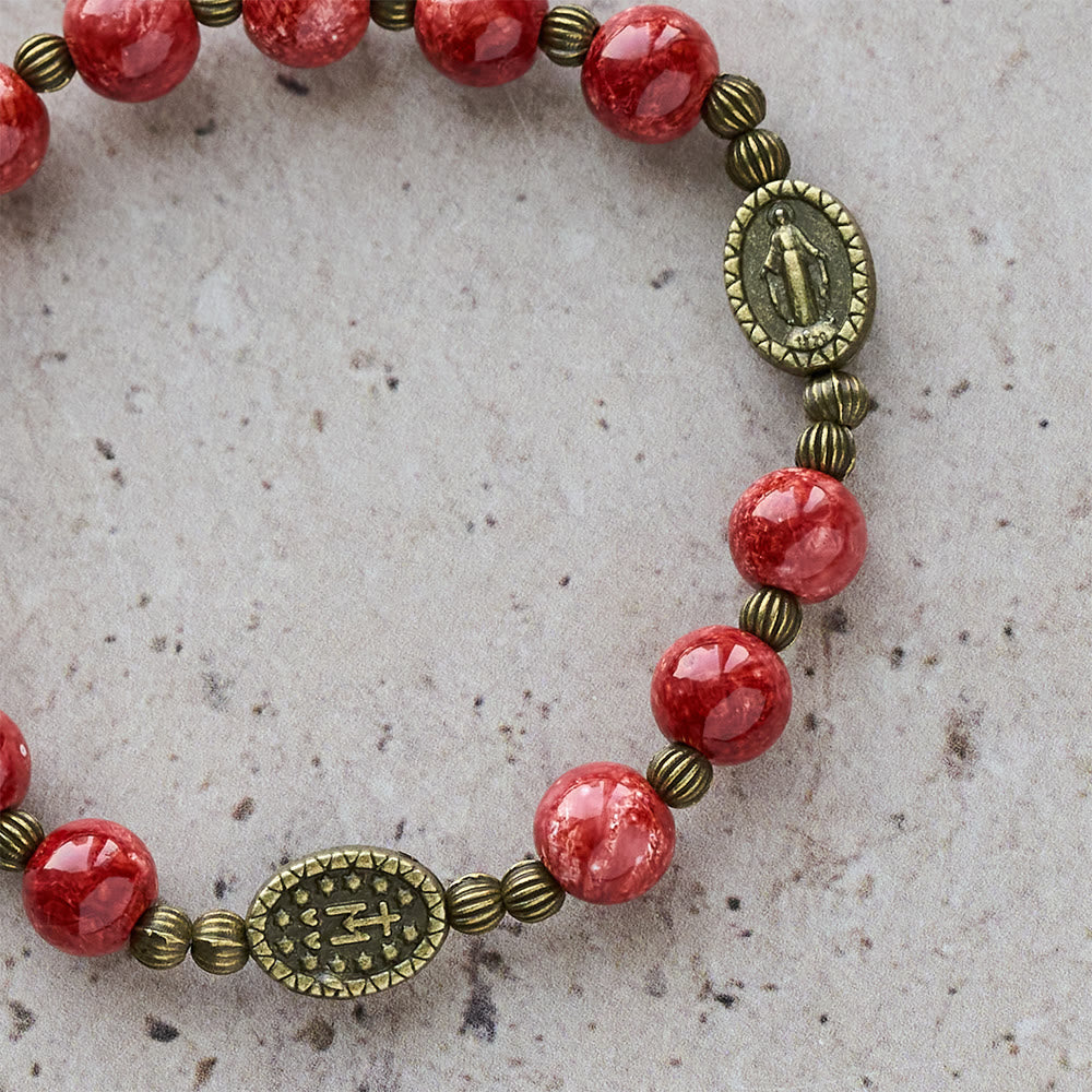 Pulsera de Vidrio Rojo y Verde Vintage con Medalla Milagrosa: Recordatorio de Fe y Gracia para Uso Diario