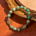 Pulsera de Vidrio Rojo y Verde Vintage con Medalla Milagrosa: Recordatorio de Fe y Gracia para Uso Diario
