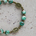 Pulsera de Vidrio Rojo y Verde Vintage con Medalla Milagrosa: Recordatorio de Fe y Gracia para Uso Diario