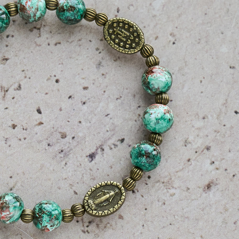 Pulsera de Vidrio Rojo y Verde Vintage con Medalla Milagrosa: Recordatorio de Fe y Gracia para Uso Diario