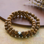 Bracelet croix en bois superposé : Dévotion discrète pour les moments quotidiens
