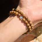 Bracelet croix en bois superposé : Dévotion discrète pour les moments quotidiens