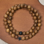 Bracelet croix en bois superposé : Dévotion discrète pour les moments quotidiens