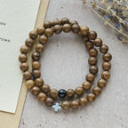 Bracelet croix en bois superposé : Dévotion discrète pour les moments quotidiens