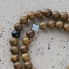 Bracelet croix en bois superposé : Dévotion discrète pour les moments quotidiens