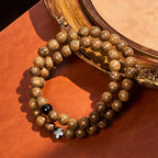 Bracelet croix en bois superposé : Dévotion discrète pour les moments quotidiens