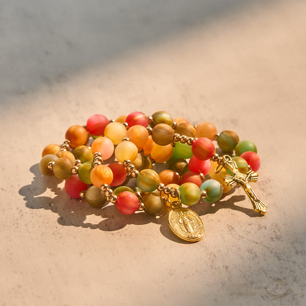 Pulsera de Rosario Fe Vibrante Resplandor Arcoíris: Cuentas Coloridas y Nuestra Señora Sagrada Dorada