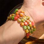 Pulsera de Rosario Fe Vibrante Resplandor Arcoíris: Cuentas Coloridas y Nuestra Señora Sagrada Dorada