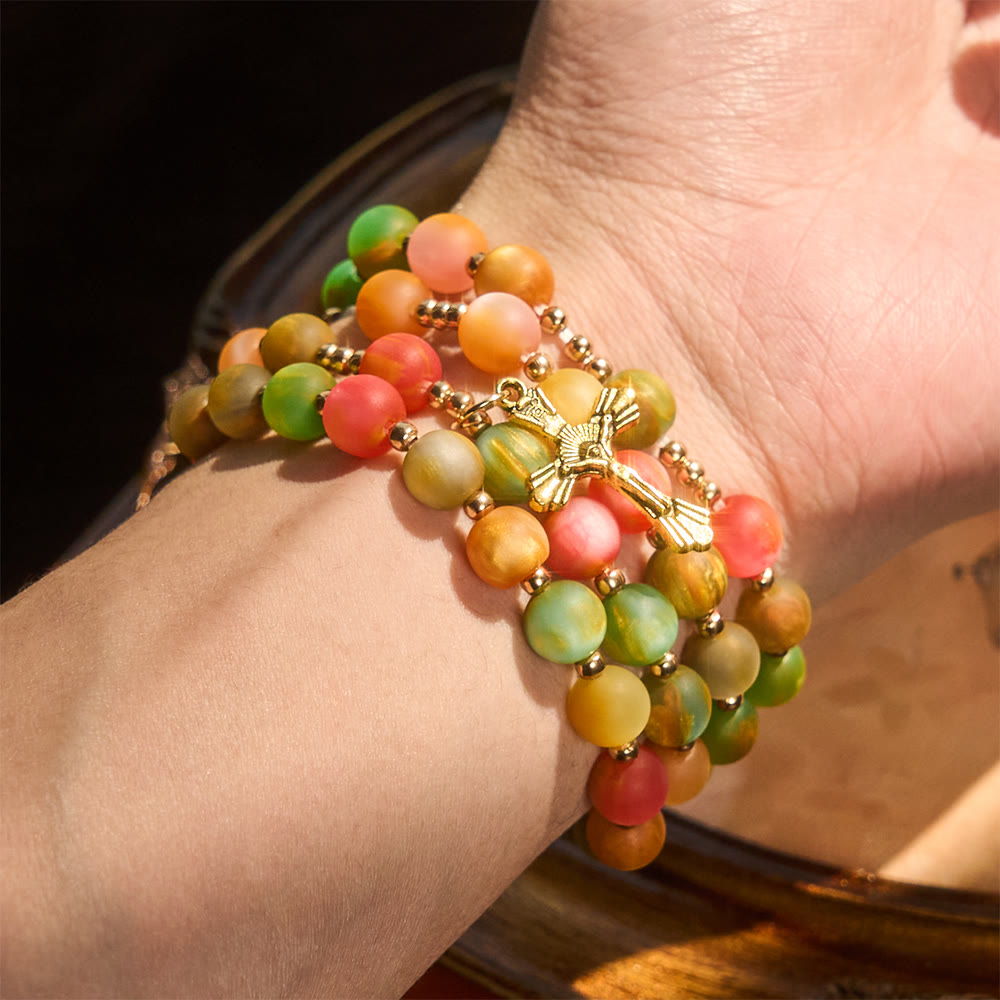 Pulsera de Rosario Fe Vibrante Resplandor Arcoíris: Cuentas Coloridas y Nuestra Señora Sagrada Dorada