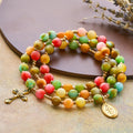 Pulsera de Rosario Fe Vibrante Resplandor Arcoíris: Cuentas Coloridas y Nuestra Señora Sagrada Dorada