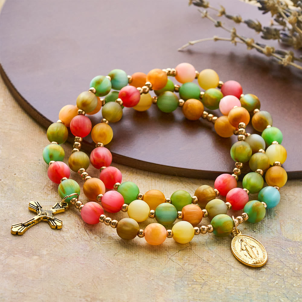 Pulsera de Rosario Fe Vibrante Resplandor Arcoíris: Cuentas Coloridas y Nuestra Señora Sagrada Dorada