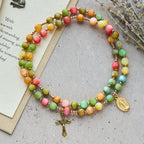Pulsera de Rosario Fe Vibrante Resplandor Arcoíris: Cuentas Coloridas y Nuestra Señora Sagrada Dorada