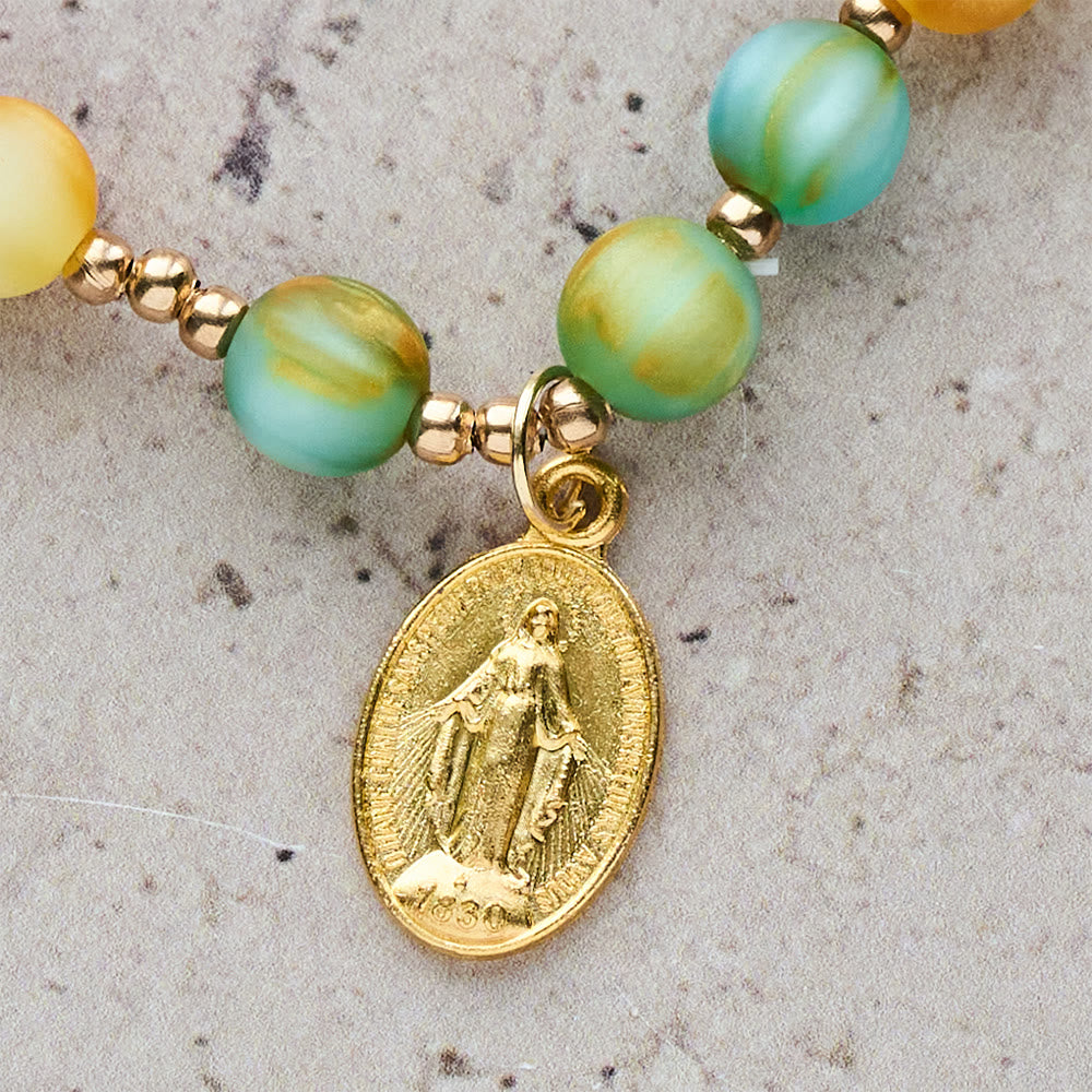 Pulsera de Rosario Fe Vibrante Resplandor Arcoíris: Cuentas Coloridas y Nuestra Señora Sagrada Dorada