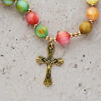 Pulsera de Rosario Fe Vibrante Resplandor Arcoíris: Cuentas Coloridas y Nuestra Señora Sagrada Dorada