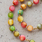 Pulsera de Rosario Fe Vibrante Resplandor Arcoíris: Cuentas Coloridas y Nuestra Señora Sagrada Dorada