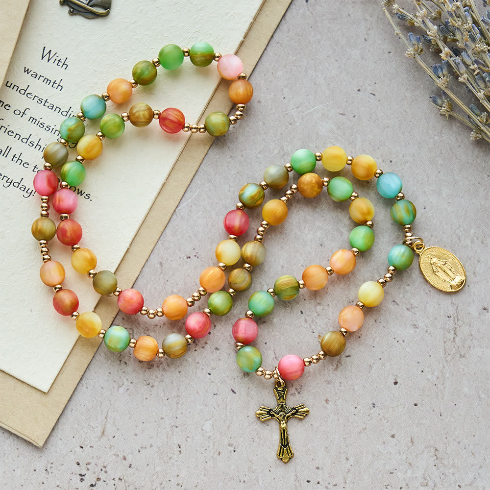 Pulsera de Rosario Fe Vibrante Resplandor Arcoíris: Cuentas Coloridas y Nuestra Señora Sagrada Dorada