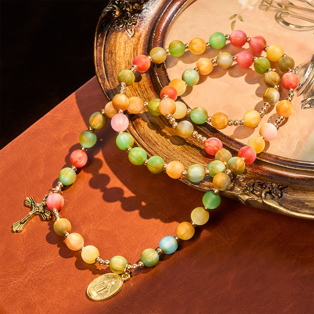 Pulsera de Rosario Fe Vibrante Resplandor Arcoíris: Cuentas Coloridas y Nuestra Señora Sagrada Dorada
