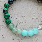 Pulsera de fe de piedras multinaturales con piedras surtidas y cruz: Fe que brilla naturalmente