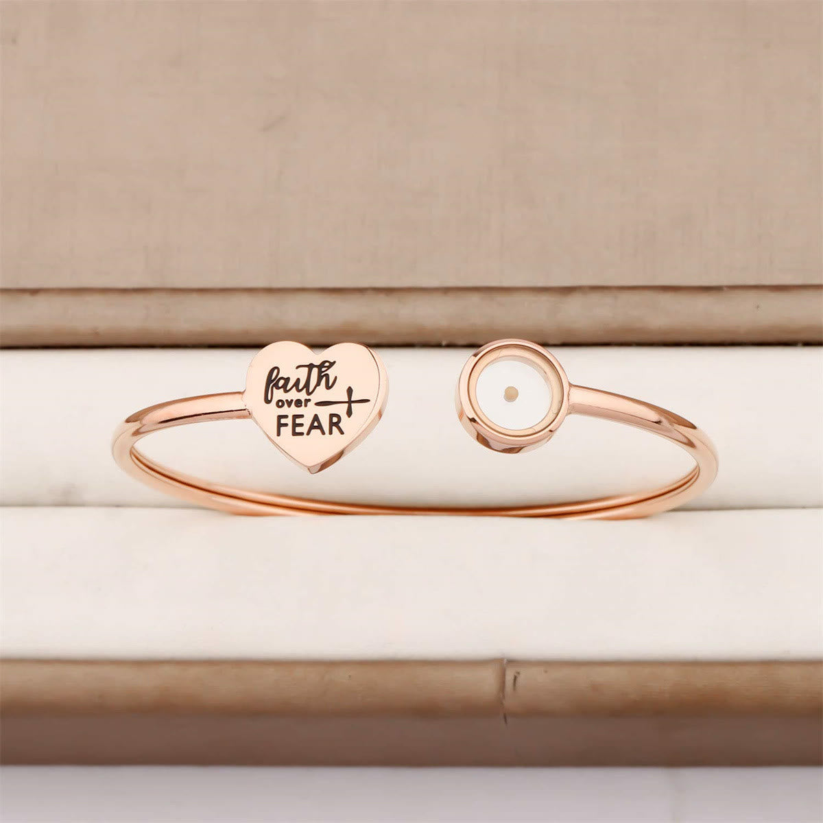 Bracelet 3 couleurs Foi contre Peur avec graine de moutarde : un rappel constant d'espoir