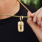 Collar de placa de identificación con crucifijo: Su sacrificio, cerca de tu corazón