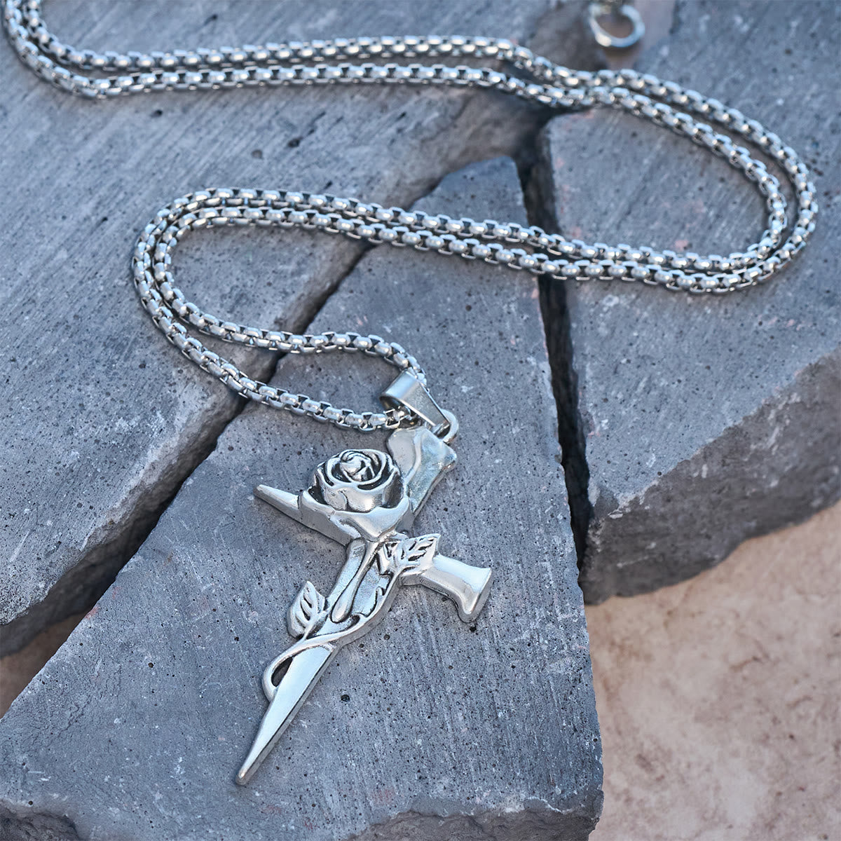 Collier croix foi avec roses et motifs floraux gothiques