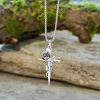 Collier croix foi avec roses et motifs floraux gothiques