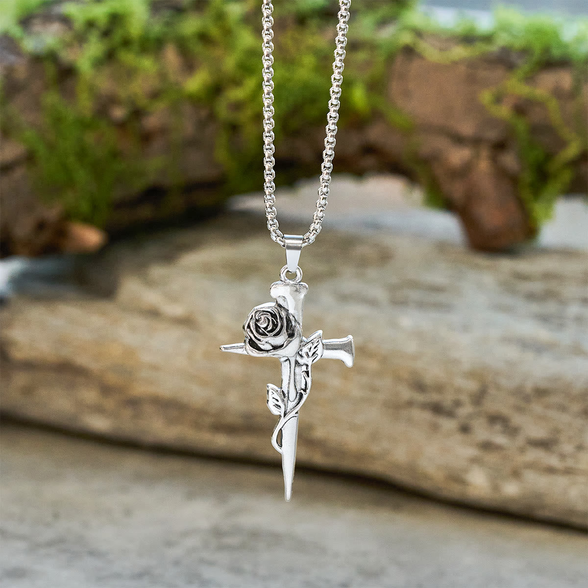 Collier croix foi avec roses et motifs floraux gothiques