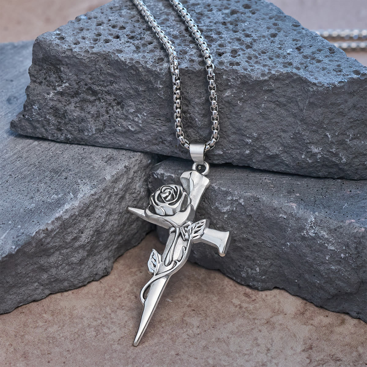 Collier croix foi avec roses et motifs floraux gothiques