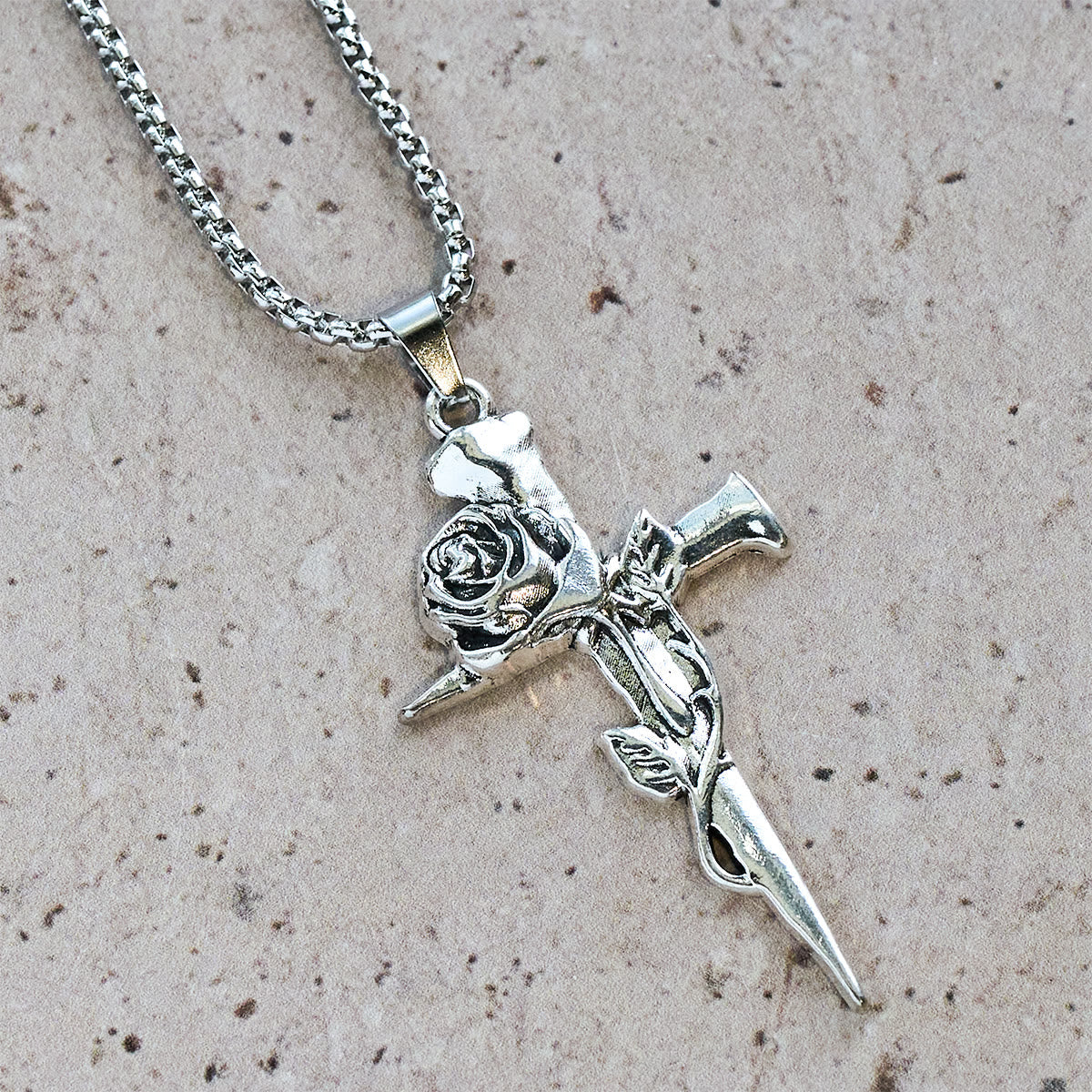 Collier croix foi avec roses et motifs floraux gothiques