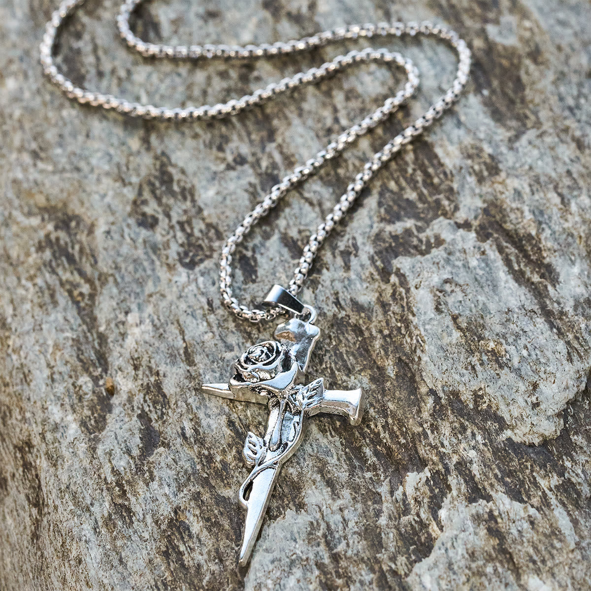 Collier croix foi avec roses et motifs floraux gothiques