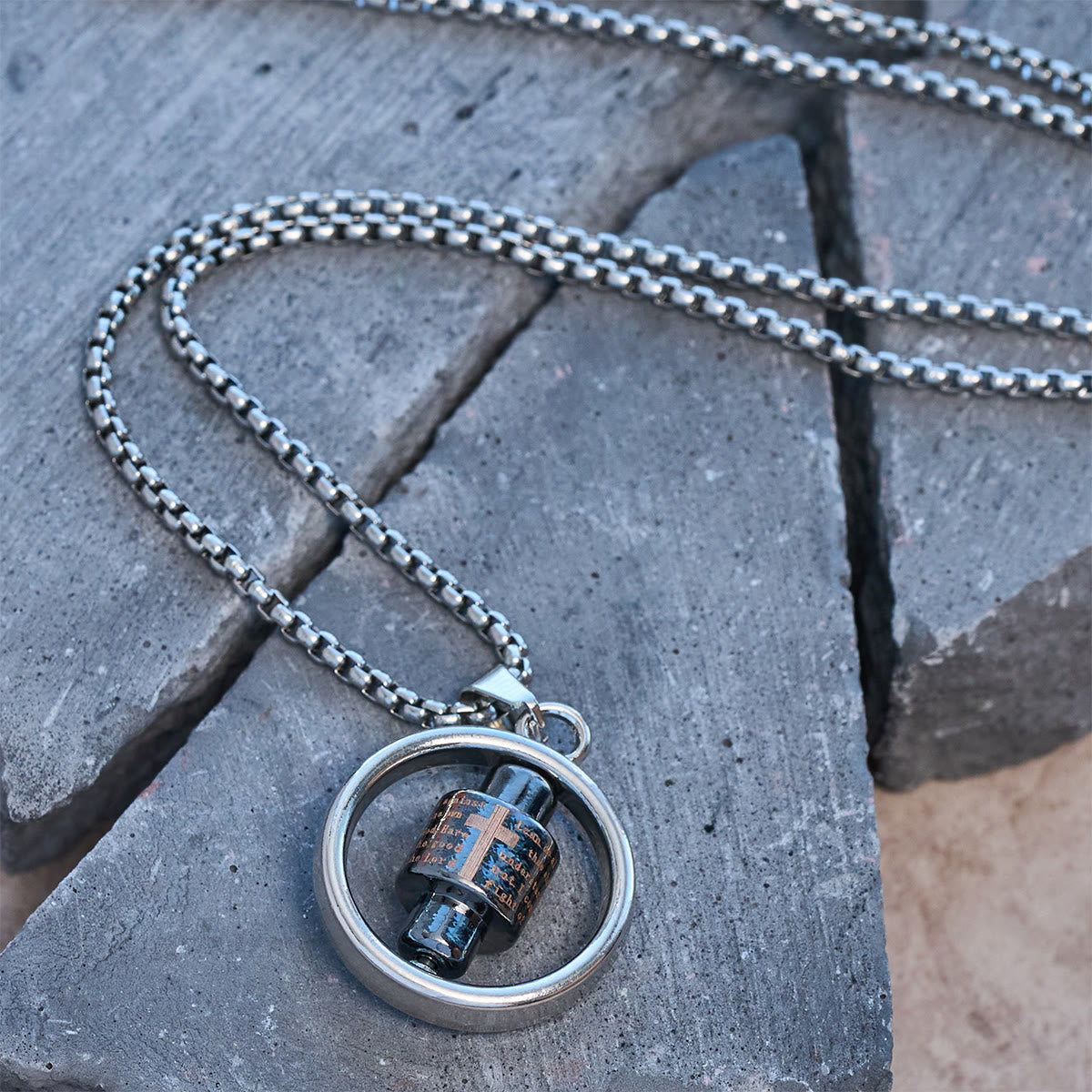 Collier Écriture Croix Rotative : Un compagnon de foi constant pour ceux qui le portent