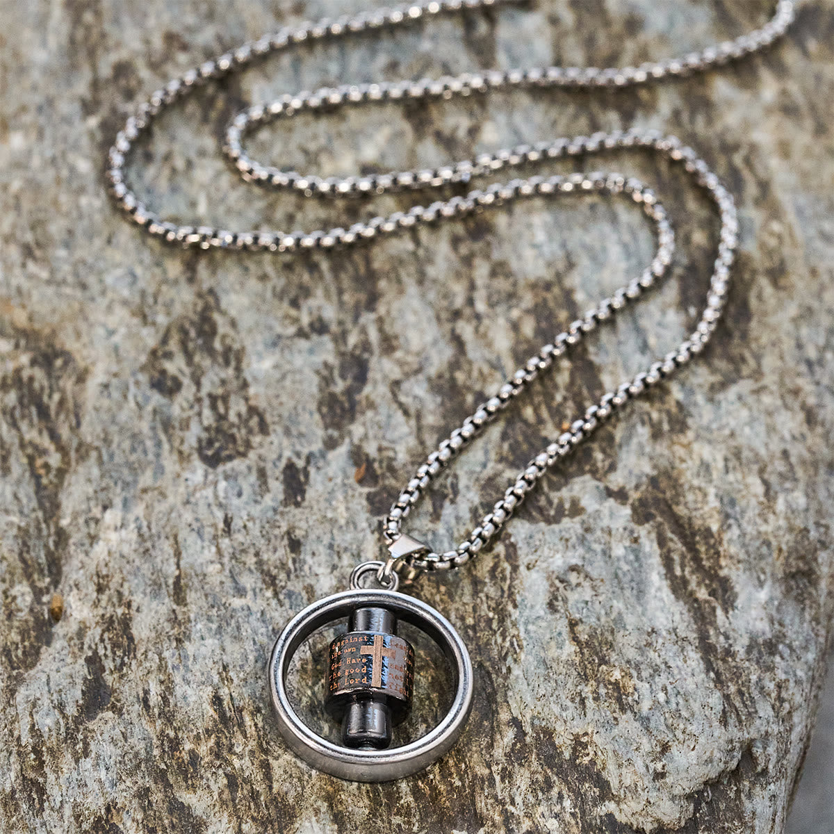 Collier Écriture Croix Rotative : Un compagnon de foi constant pour ceux qui le portent