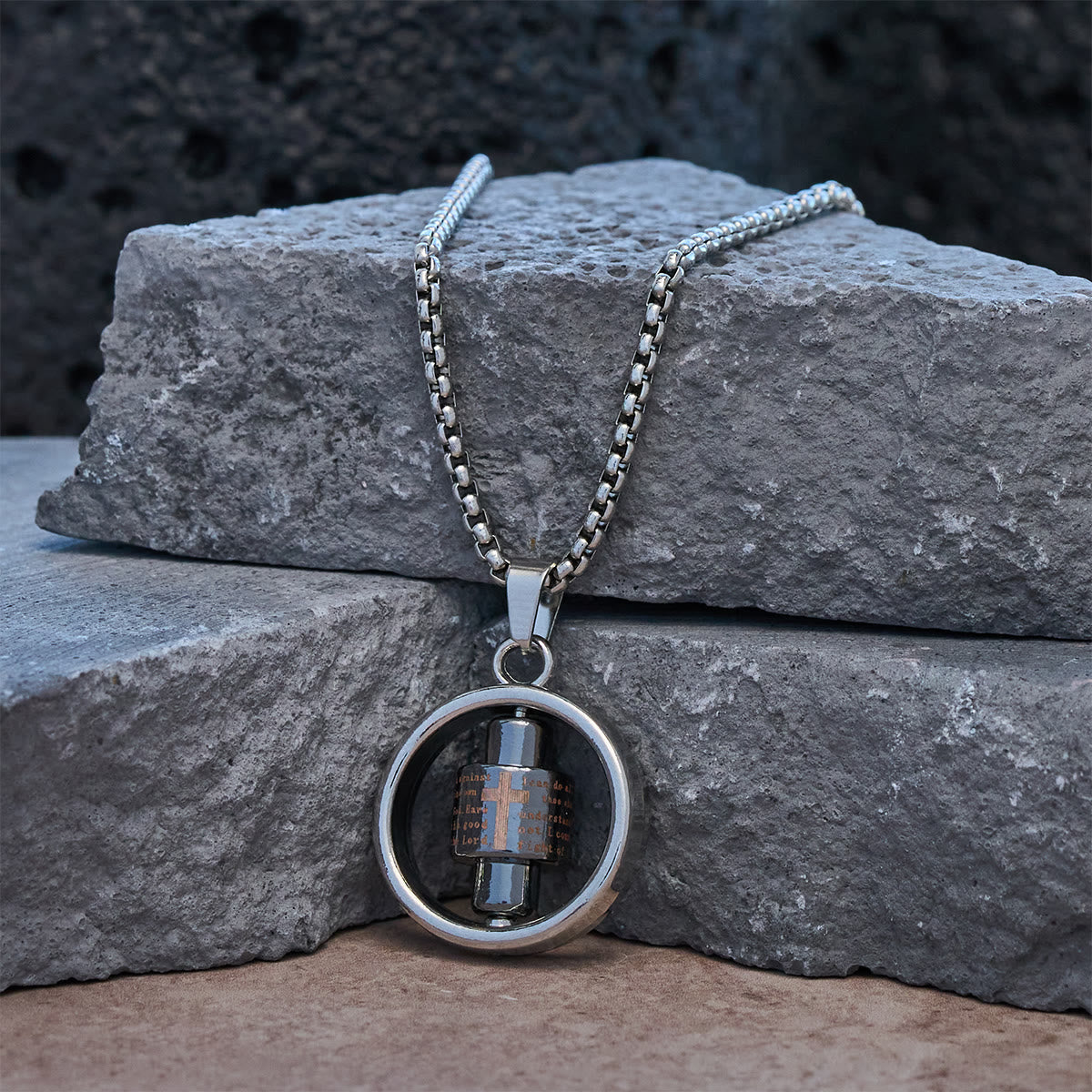 Collier Écriture Croix Rotative : Un compagnon de foi constant pour ceux qui le portent