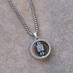 Collier Écriture Croix Rotative : Un compagnon de foi constant pour ceux qui le portent