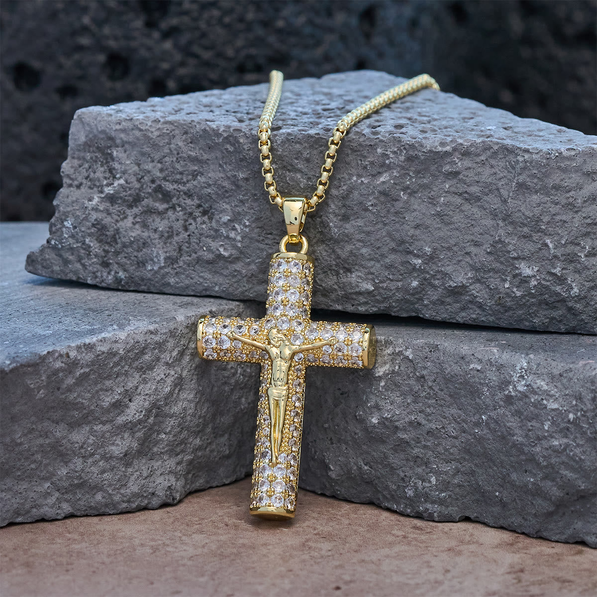 Collar pavé con Jesús crucificado: Detalles brillantes para la fe y el estilo diario