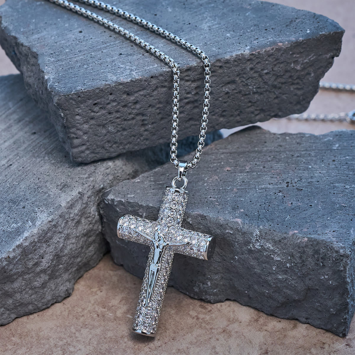 Collar pavé con Jesús crucificado: Detalles brillantes para la fe y el estilo diario