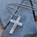 Collar pavé con Jesús crucificado: Detalles brillantes para la fe y el estilo diario
