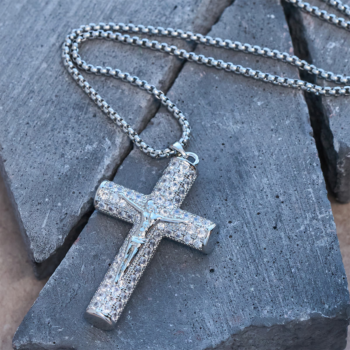 Collar pavé con Jesús crucificado: Detalles brillantes para la fe y el estilo diario