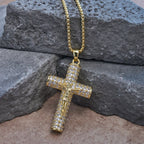 Collar pavé con Jesús crucificado: Detalles brillantes para la fe y el estilo diario