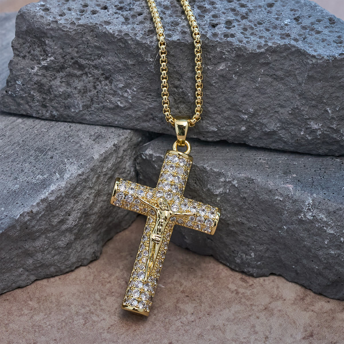 Collar pavé con Jesús crucificado: Detalles brillantes para la fe y el estilo diario